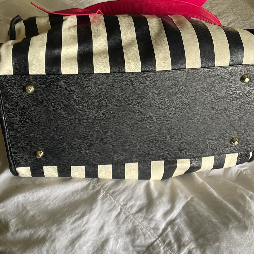 Betsy Johnson travel tote. - Picture 5 of 8
